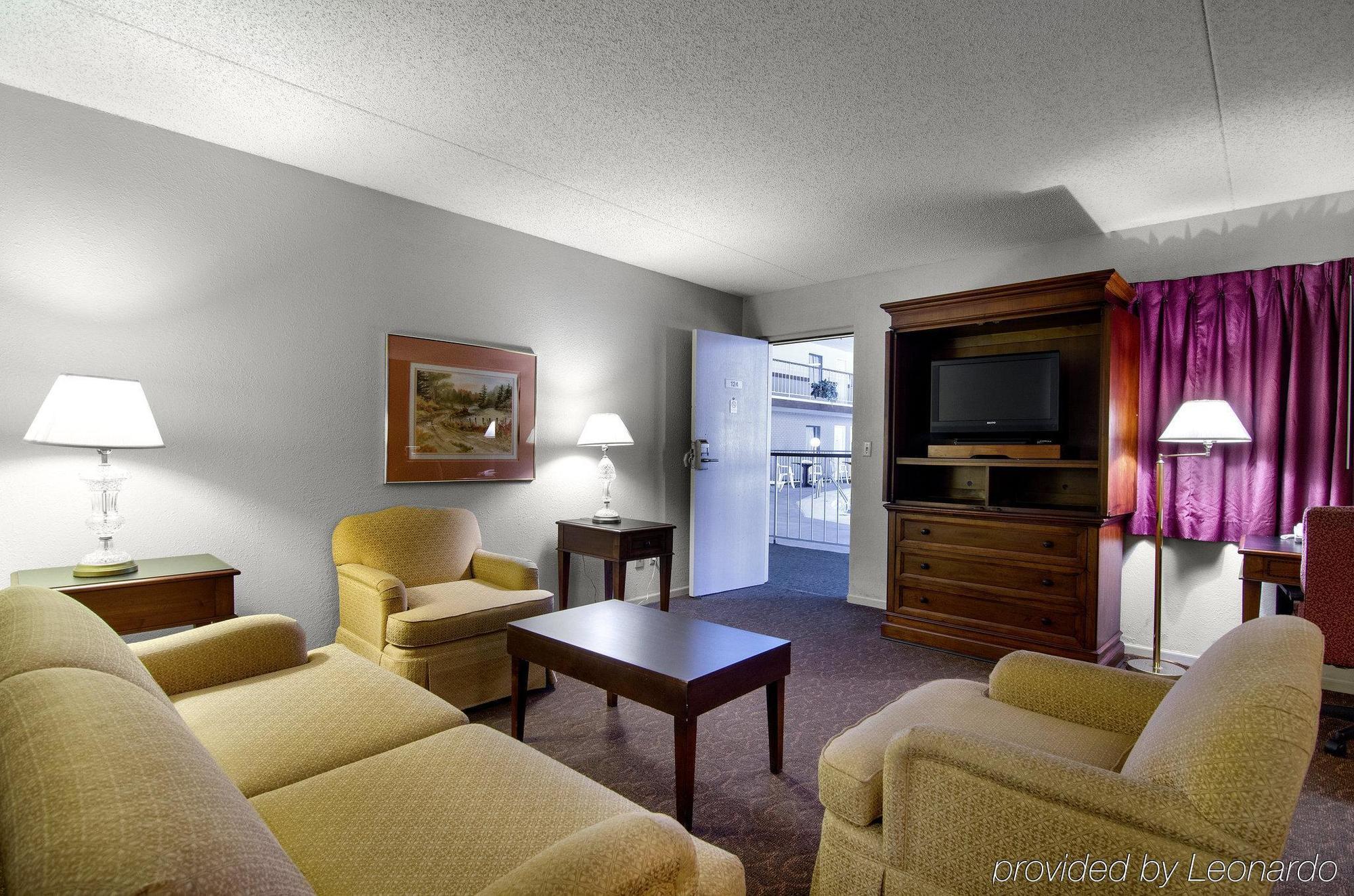 America'S Best Inn And Suites 恩波里亚 外观 照片
