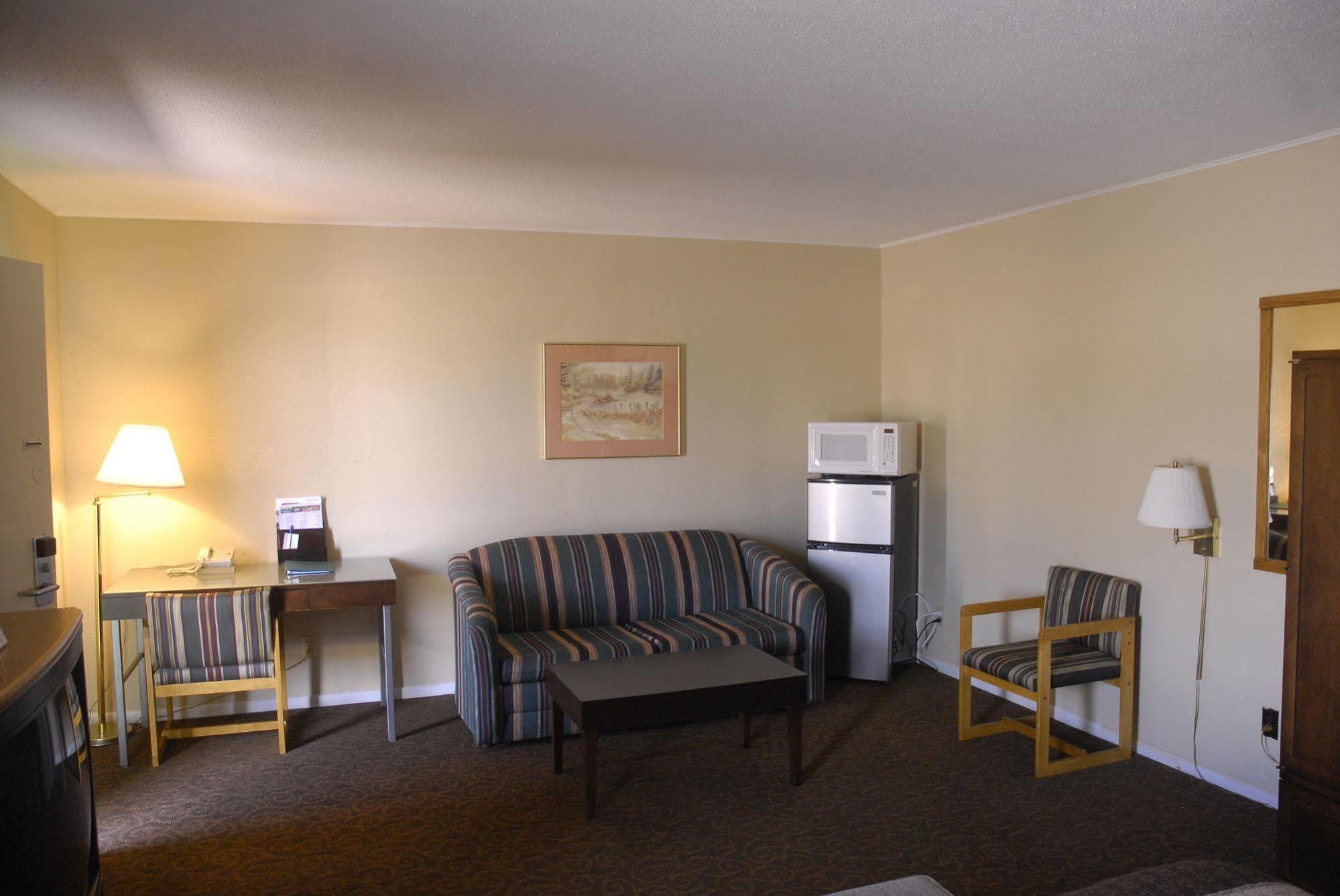America'S Best Inn And Suites 恩波里亚 外观 照片