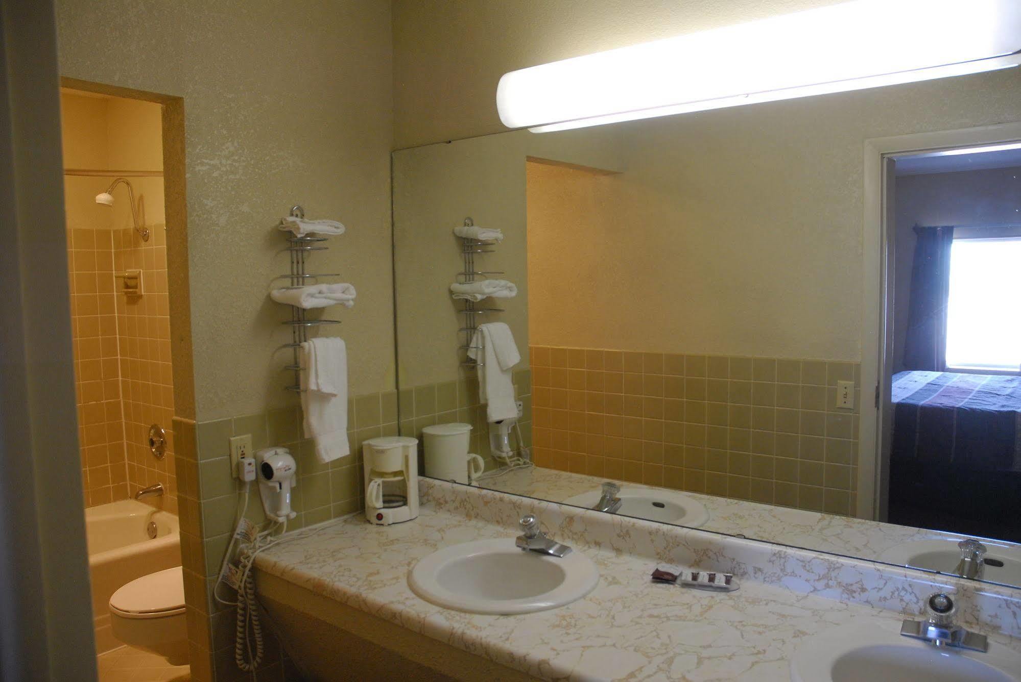America'S Best Inn And Suites 恩波里亚 外观 照片