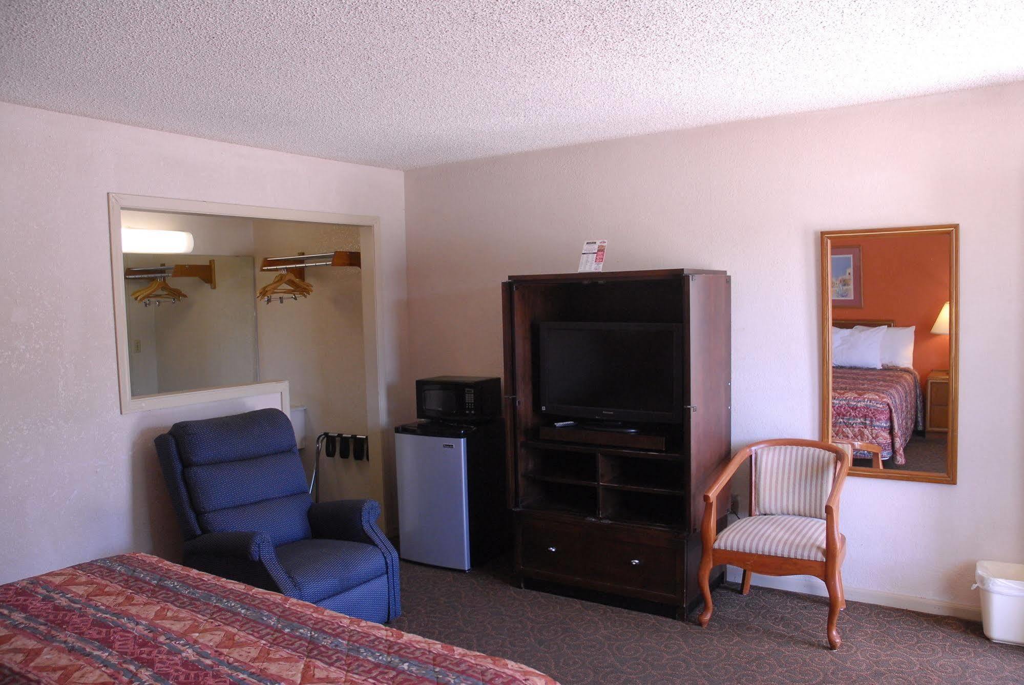 America'S Best Inn And Suites 恩波里亚 外观 照片