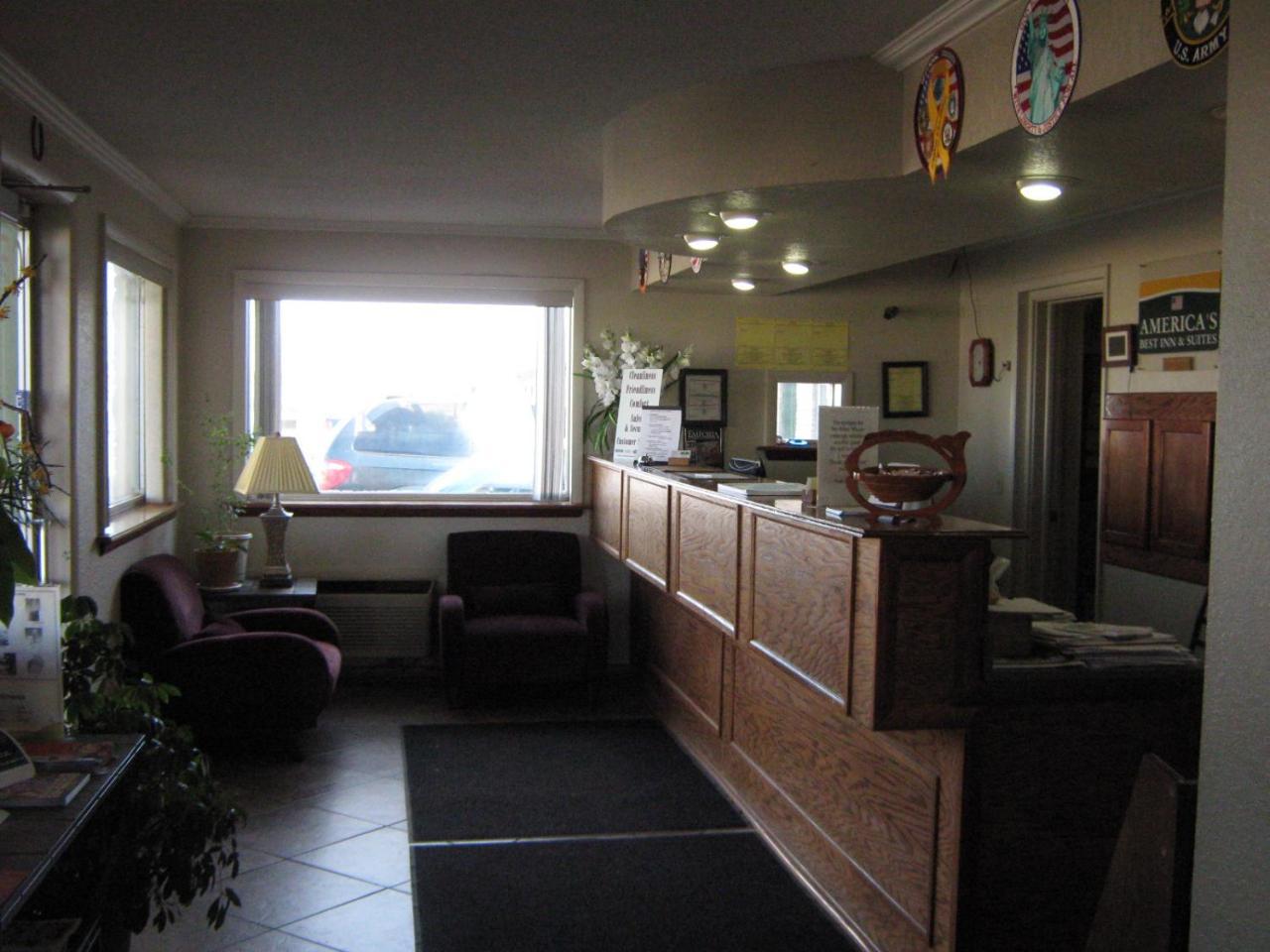 America'S Best Inn And Suites 恩波里亚 外观 照片