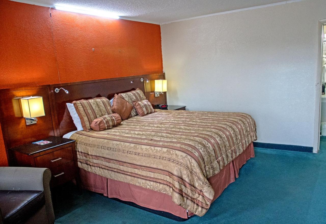 America'S Best Inn And Suites 恩波里亚 外观 照片