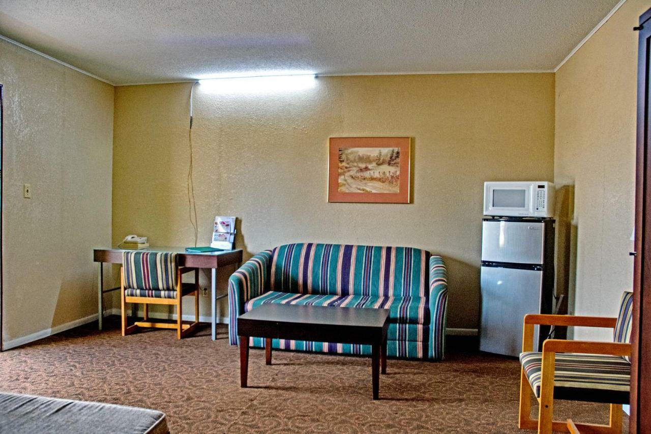 America'S Best Inn And Suites 恩波里亚 外观 照片
