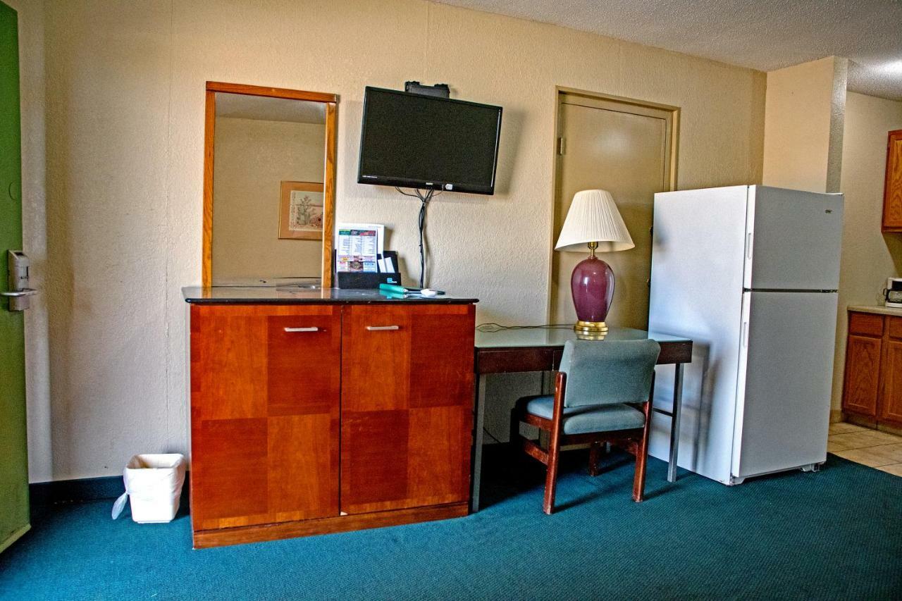 America'S Best Inn And Suites 恩波里亚 外观 照片